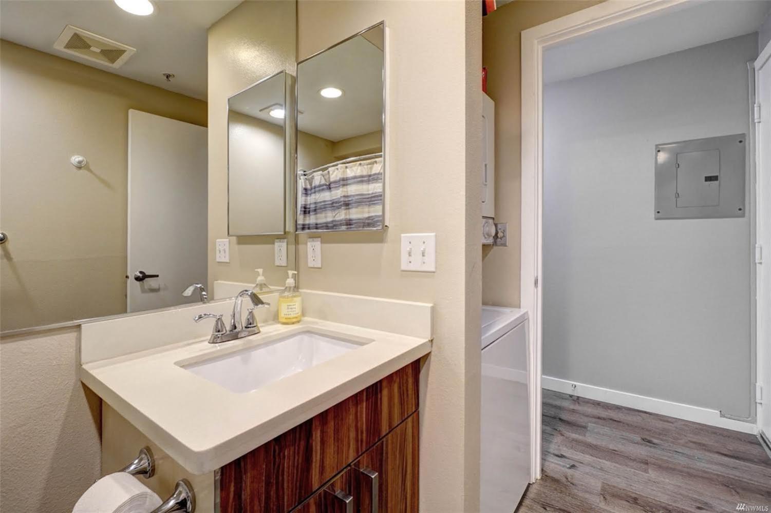 1br Condo, Air Conditioning, Free Parking, Rooftop View *